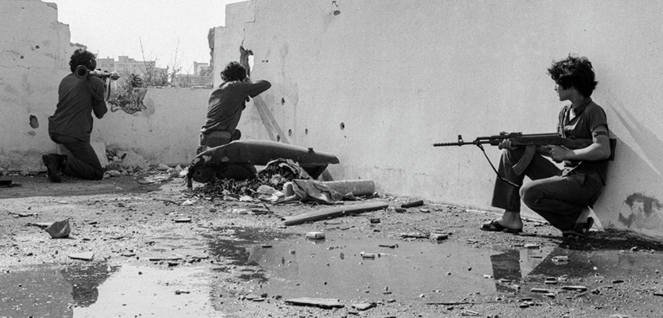 [Review] Fotografías de guerra (1974-1985): Dust, Iron, and White Light